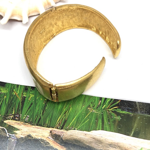 Vintage AK Anne Klein cream enamel cuff bracelet - Picture 6 of 7